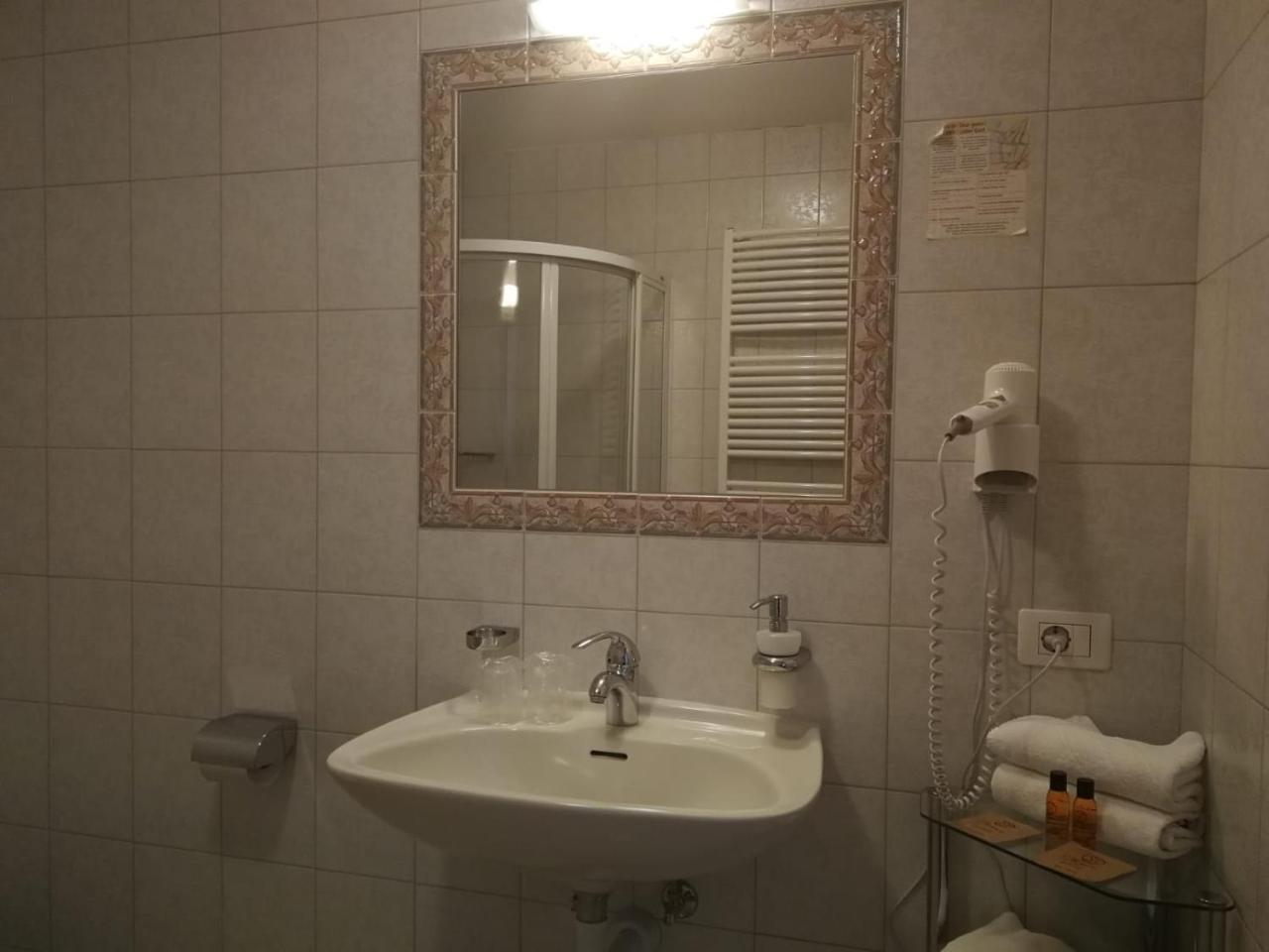 ホテルGasthaus Weisskugel マッレス・ヴェノスタ エクステリア 写真